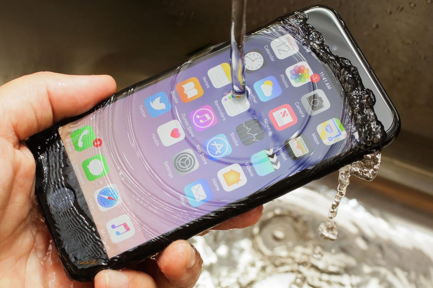 Попала вода  iPhone, что делать?